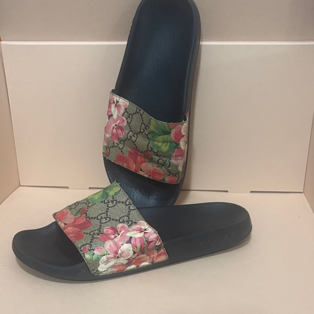 Gucci Women's Floral Slide Sandals - Black and Pink